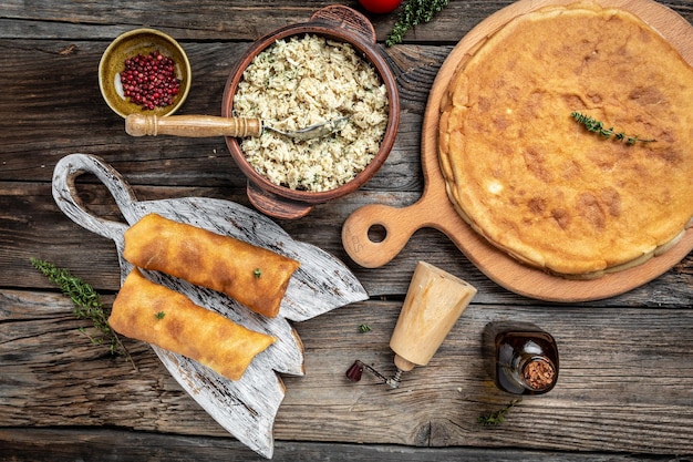 Hartige crêpe rolt gevulde pannenkoeken met gemalen vlees vulling traditionele Russische Maslenitsa festival maaltijd op houten achtergrond