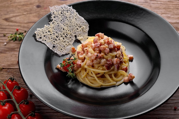 Hartige spaghetti met krokant spek en carbonara van kerstomaatjes