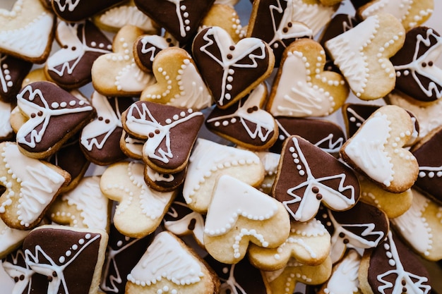 Hartkoekjes bovenaanzicht Bord met lekkere koekjes peperkoek Close-up snoepreep Heerlijk versierd Bovenaanzicht