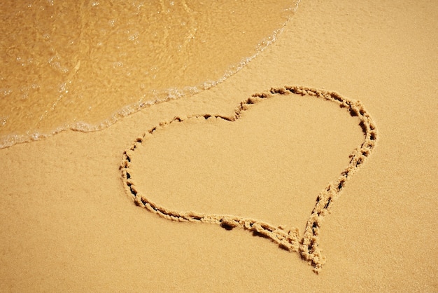 Harttekening in het zandstrand.