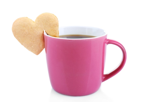 Hartvorm cookie op kopje koffie geïsoleerd op wit