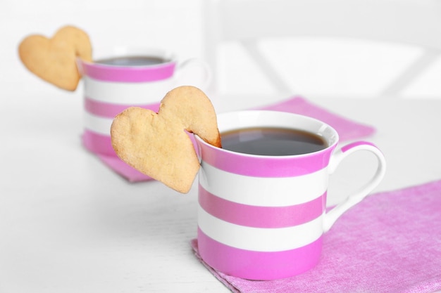 Hartvorm cookie op kopje koffie op tafel close-up