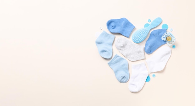 Hartvorm gemaakt van babyaccessoires ruimte voor tekst