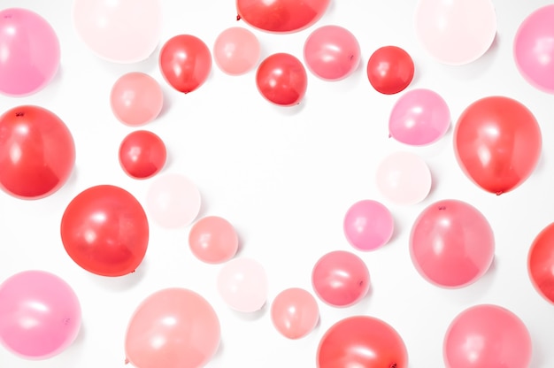 Hartvorm gemaakt van kleurrijke ballonnen op witte achtergrond met kopie ruimte, ballonachtergrond, gelukkige valentijnsdag, moederdag, plat leggen, bovenaanzicht