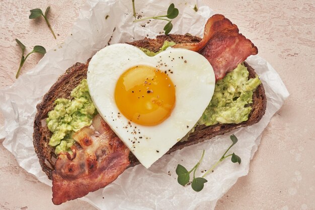 Hartvormig Broodje Gebakken Ei Met Avocado En Spek