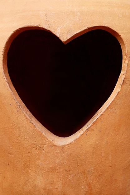 Hartvormig gat van een terracotta vaas voor het concept van Valentijnsdag