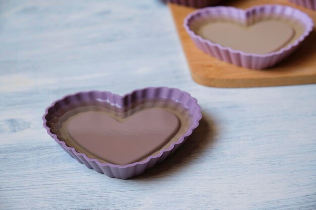 Hartvormig gelei-dessert op een witte houten achtergrond