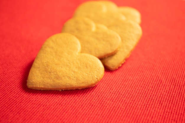 Hartvormig peperkoekkoekje op rode achtergrond