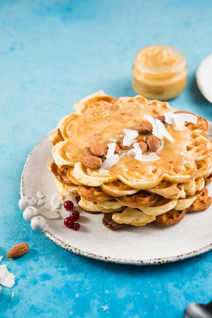 hartvormige Belgische wafels op blauwe achtergrond Europese gebaksnoepjes St Valentijnsdag