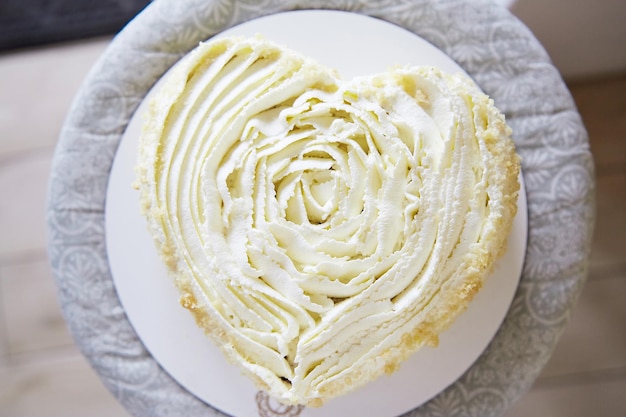 Hartvormige bruidstaart bovenaanzicht van witte romige textuur Gezonde glutenvrije veganistische cake