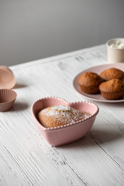 Hartvormige cake in een roze ovenschaal