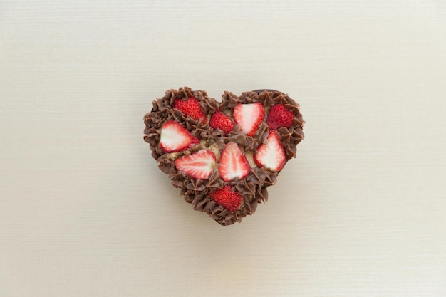 Hartvormige chocoladetaart met aardbeien met kopie ruimte