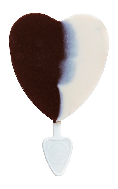 Hartvormige donkere en witte chocolade geïsoleerd op een witte achtergrond met uitknippad