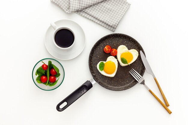 Hartvormige gebakken eieren koken in een pan