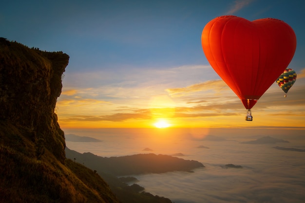 Hartvormige hete luchtballon vliegt over Phucheefah-berg