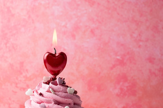 Hartvormige kaars branden op cupcake, Valentijnsdag concept.