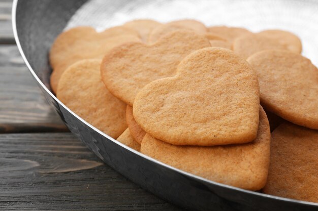 Foto hartvormige koekjes in bakplaat, close-up