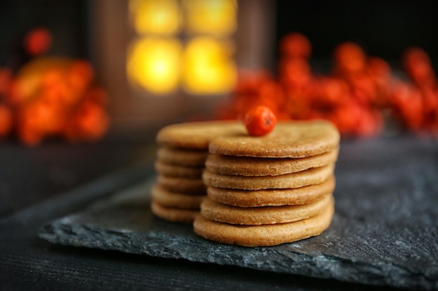 Hartvormige koekjes met asbessen op een tafel