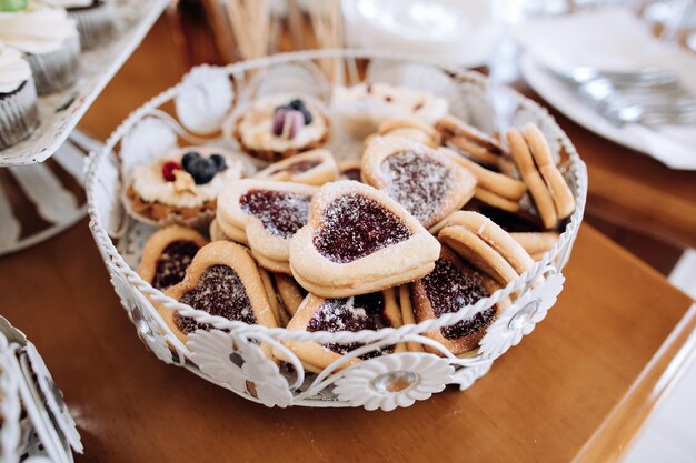 Hartvormige koekjes met jam snoep op het feest