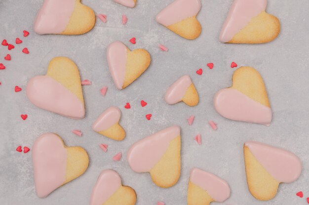 Hartvormige koekjes met roze chocoladeglazuur voor Valentijnsdag Valentijnsdag voedselachtergrond