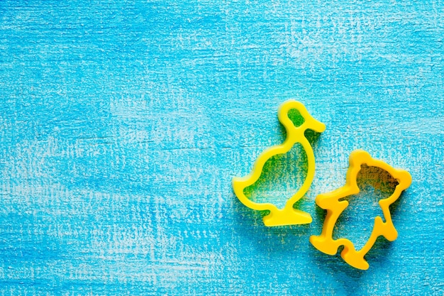 Hartvormige koekjes op een houten tafel, selectieve aandacht.