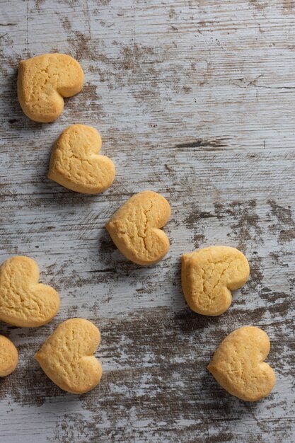 Hartvormige koekjes op lichte rustieke achtergrond