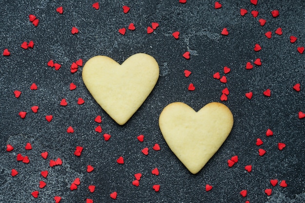 Hartvormige koekjes voor Valentijnsdag op donkere achtergrond