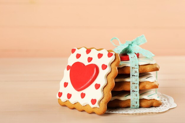 Hartvormige koekjes voor Valentijnsdag op een houten achtergrond kleur