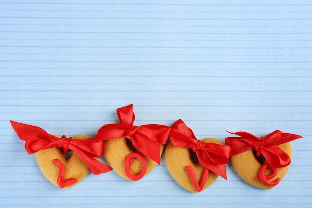 Hartvormige koekjes voor Valentijnsdag op gekleurde achtergrond