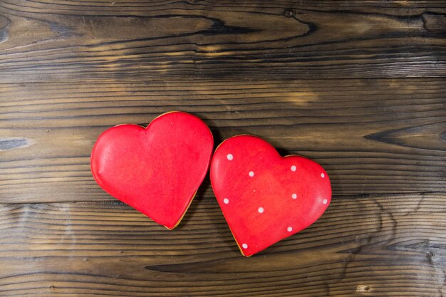 Hartvormige koekjes voor valentijnsdag op houten tafel. bovenaanzicht, kopieer ruimte