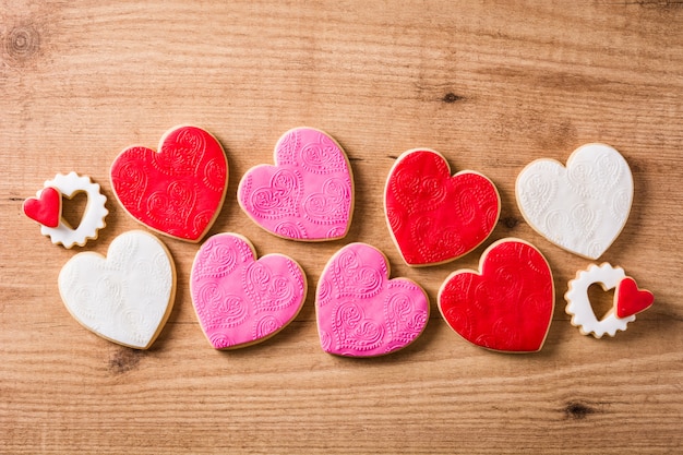Hartvormige koekjes voor Valentijnsdag op houten tafel