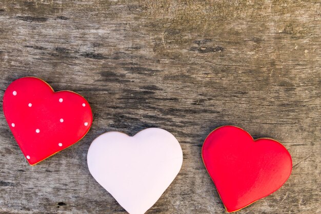 Hartvormige koekjes voor Valentijnsdag op rustieke houten tafel. Bovenaanzicht