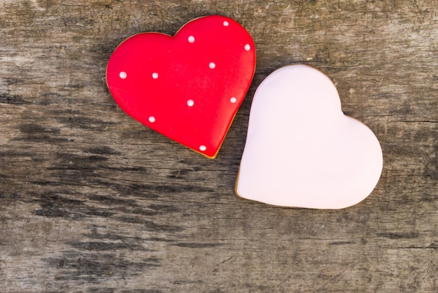 Hartvormige koekjes voor Valentijnsdag op rustieke houten tafel. Bovenaanzicht