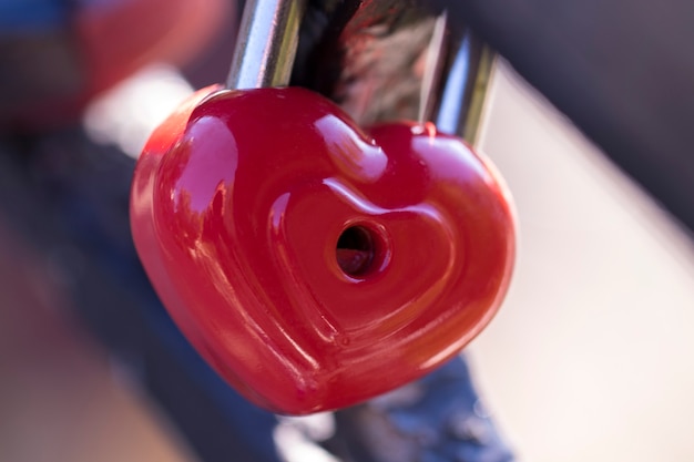 Hartvormige liefdeshangsloten op de brug als symbool van eeuwige liefde en eindeloze liefde