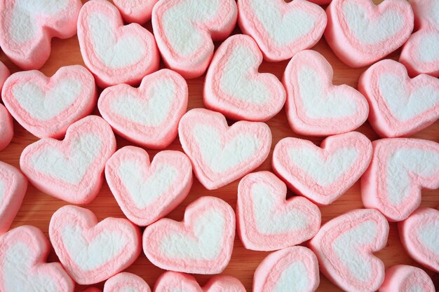 Hartvormige marshmallow voor valentijnsachtergrond