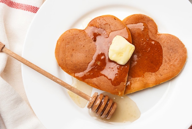 hartvormige pannenkoeken op een lichte achtergrond het concept van een feestelijk ontbijt voor Valentijnsdag of een aangename verrassing voor een geliefde