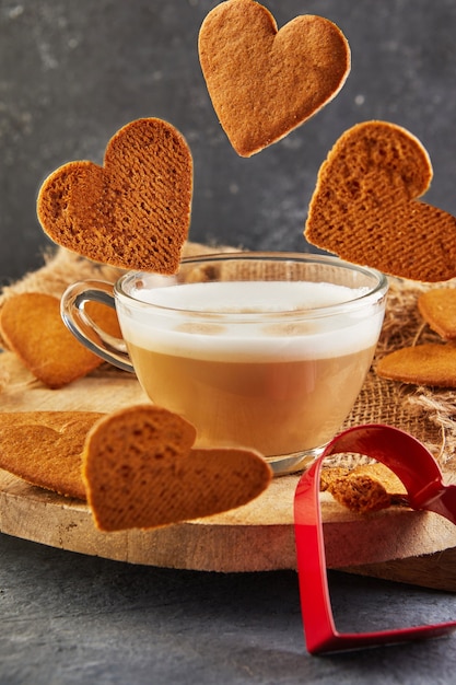 Hartvormige peperkoekkoekjes vallen in een kopje koffie