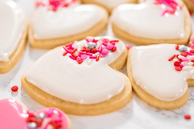 Hartvormige suikerkoekjes met royal icing