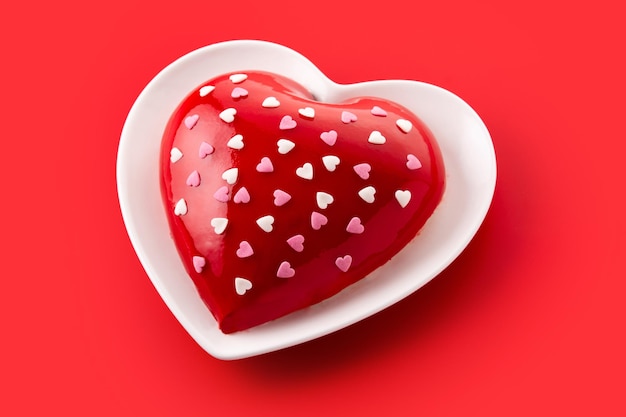 Hartvormige taart voor Valentijnsdag of Moederdag op rode achtergrond