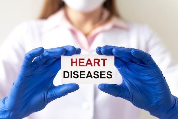 Hartziekte concept, inscriptie over hart- en vaatziekten.