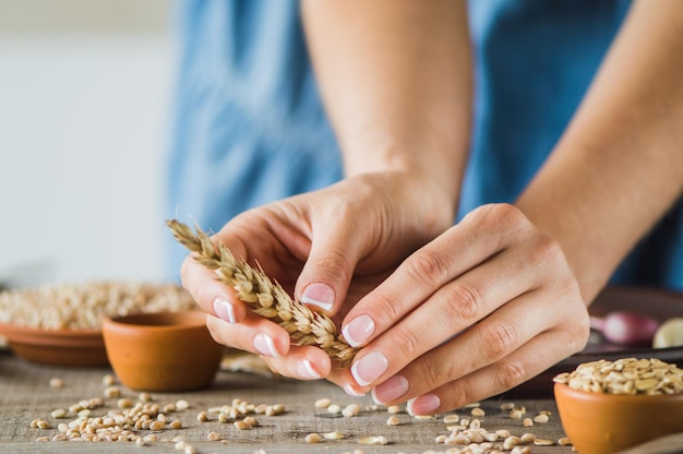 Foto concetto di raccolta e raccolta spiga di grano nelle mani