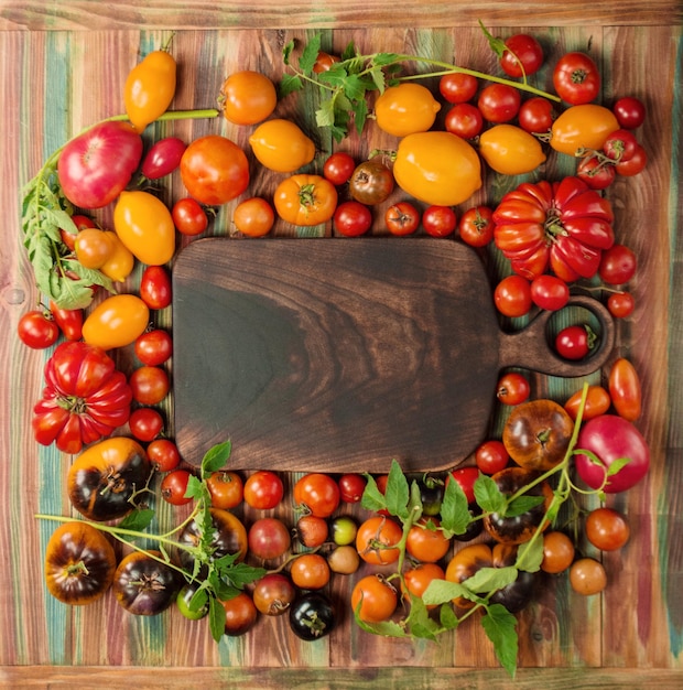 Photo the harvest of mix tomatoes different colorful tomatoes tomatoes are different varieties mix tomatoes background