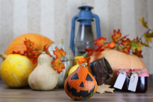 Foto raccogli la zucca sul pavimento con la lanterna a candela