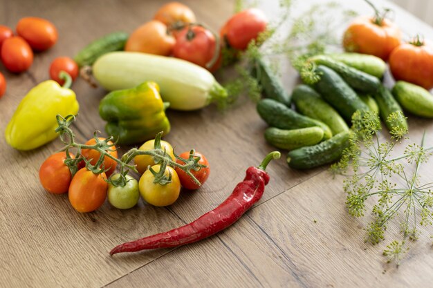 Foto raccolto di verdure sul tavolo, pomodori, cetrioli, peperoni.