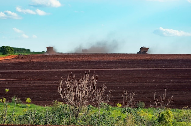 Foto raccolta di campi arati con mietitrebbiatrice