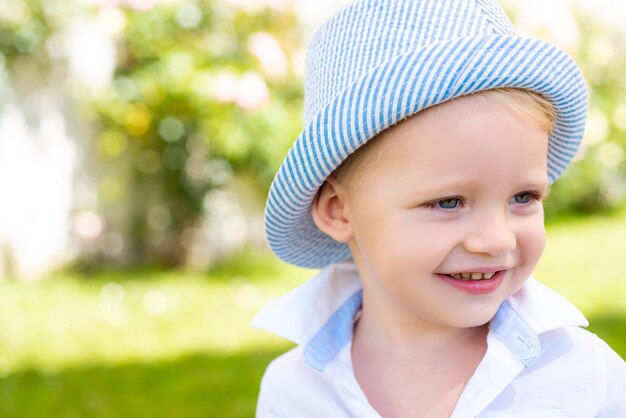 Счастливый беззаботный ребенок Ребенок радуется летней радости Счастливый мальчик, стоящий в траве в солнечный летний день