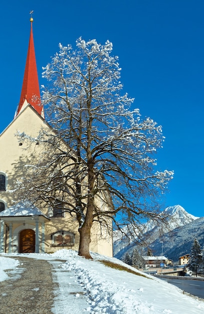 Haselgehr dorp en katholieke parochiekerk St. Martin. Winters aanblik (Oostenrijk, Tirol). 1689 werd een kapel genoemd in Martin Unterhof. 1704 vond een nieuw gebouw plaats.