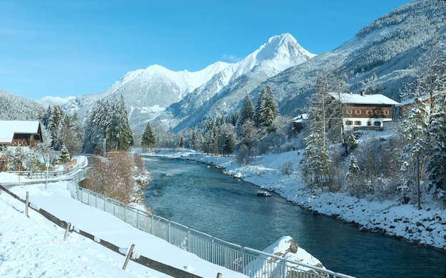 Photo haselgehr village winter view with lech river (austria, tirol)