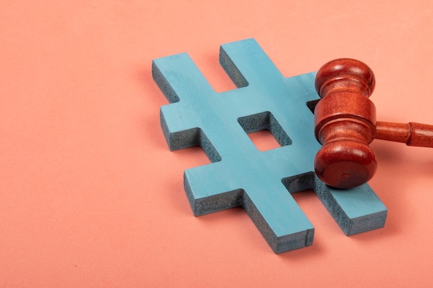 Hashtag e martello della giustizia che simboleggiano i crimini di internet