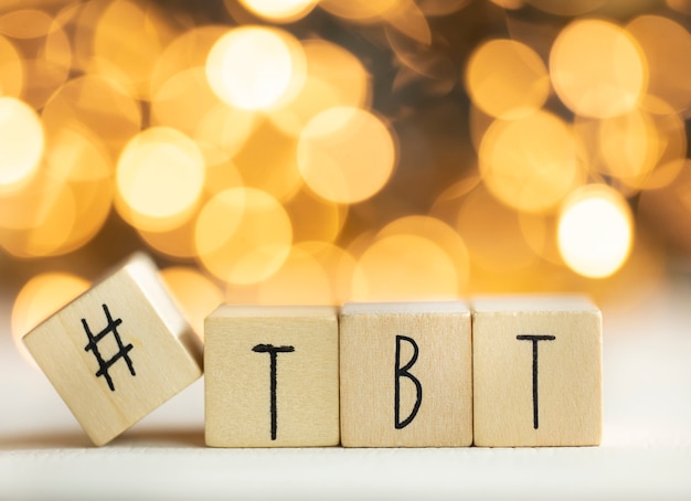 Foto hashtag tbt throwback donderdag geschreven met houten kubussen met glanzende bokeh achtergrond, social media concept kleurrijk